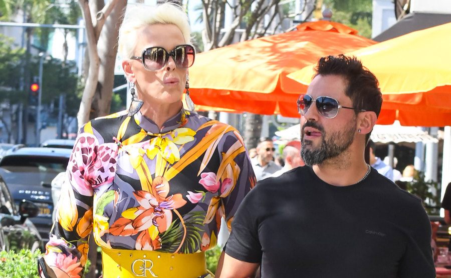 A picture of Nielsen and Dessi walking the street.
