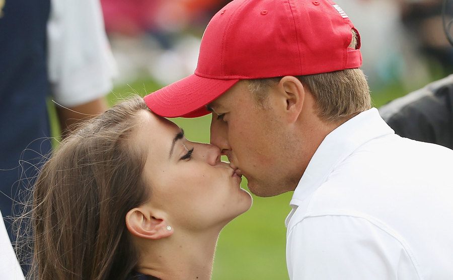 Jordan Spieth kisses his girlfriend Annie Verret on the 18th green.