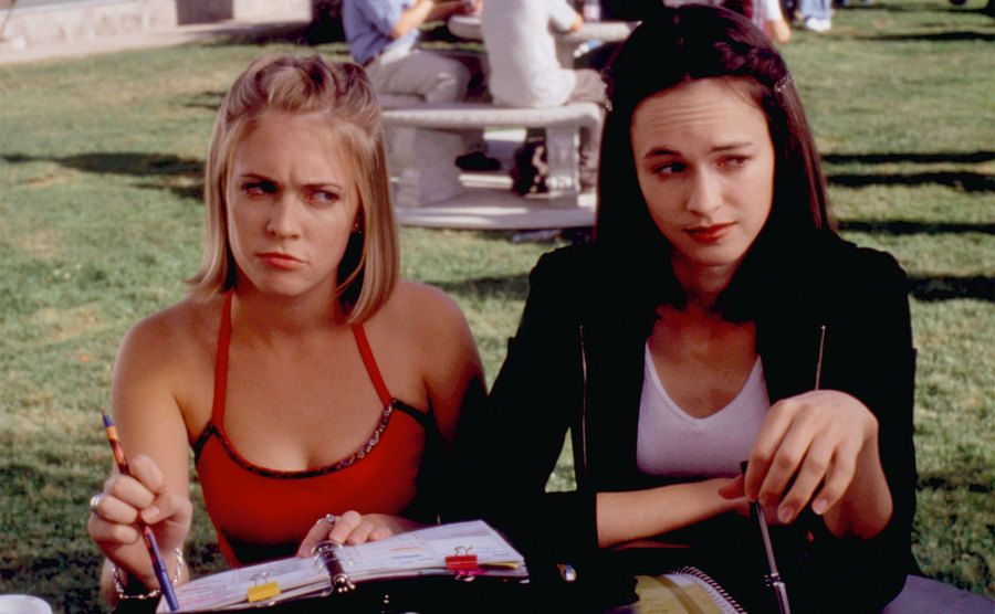 Melissa Joan Hart and Susan May Pratt in a still from Drive Me Crazy.
