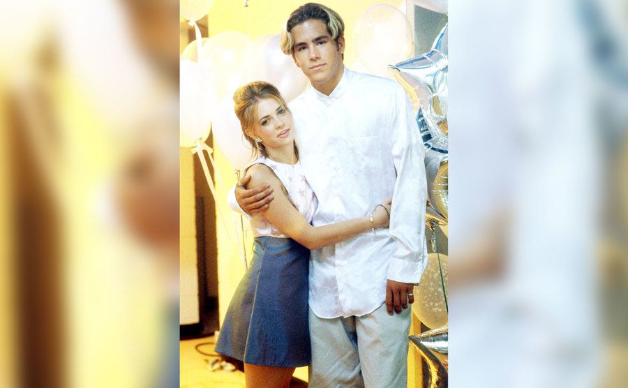 Hart and Reynolds embrace on the set of Sabrina.