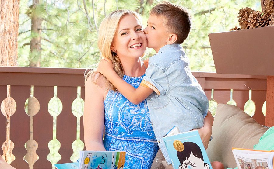 Melissa Joan Hart and her sons are reading books together.