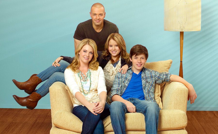 The cast of Melissa and Joey pose together.