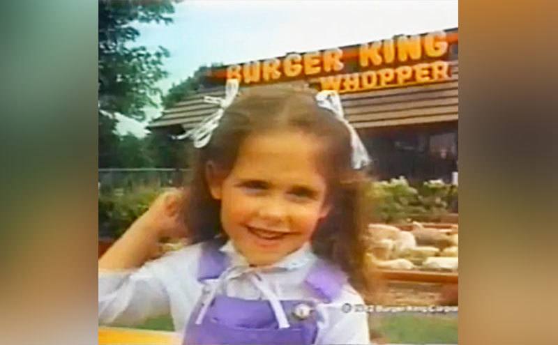 A young Sarah Michelle Gellar sits outside a Burger King.