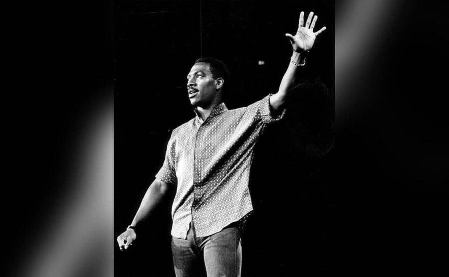 Eddie Murphy waves to the crowd. 