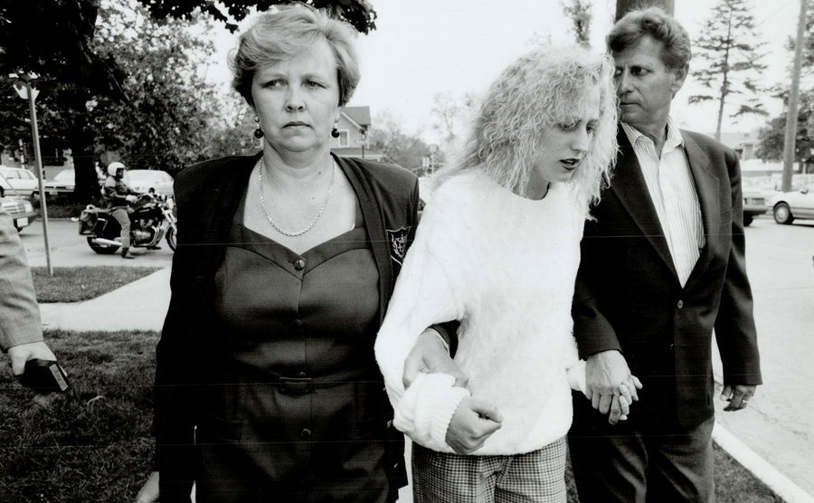 An image of the Homolka’s arriving at court.