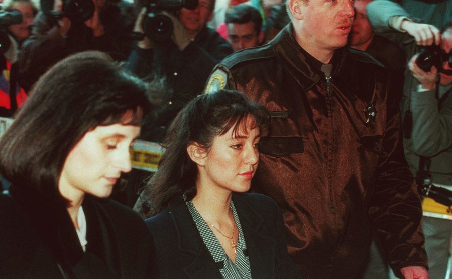An image of Lorena Bobbit arriving at the courthouse.