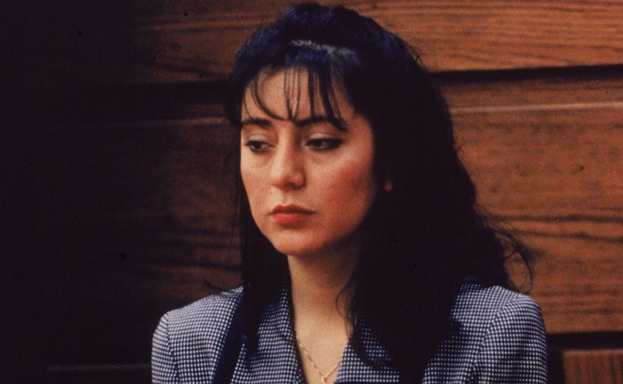 A dated image of Lorena in court.
