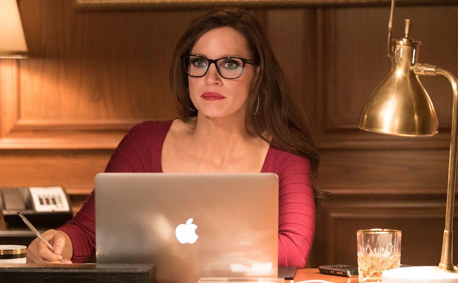 Jessica Chastain, as Molly Bloom, works on her laptop.