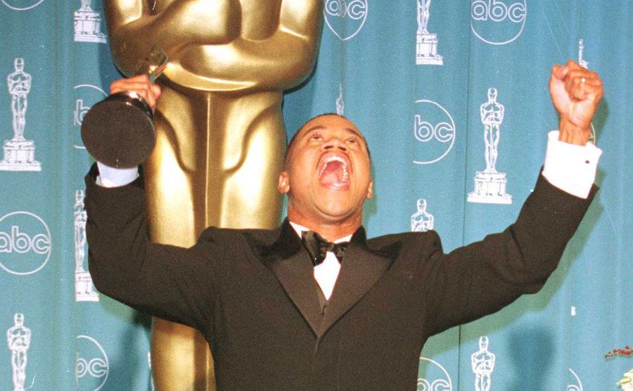 Gooding Jr. poses for a picture backstage at the Oscars.