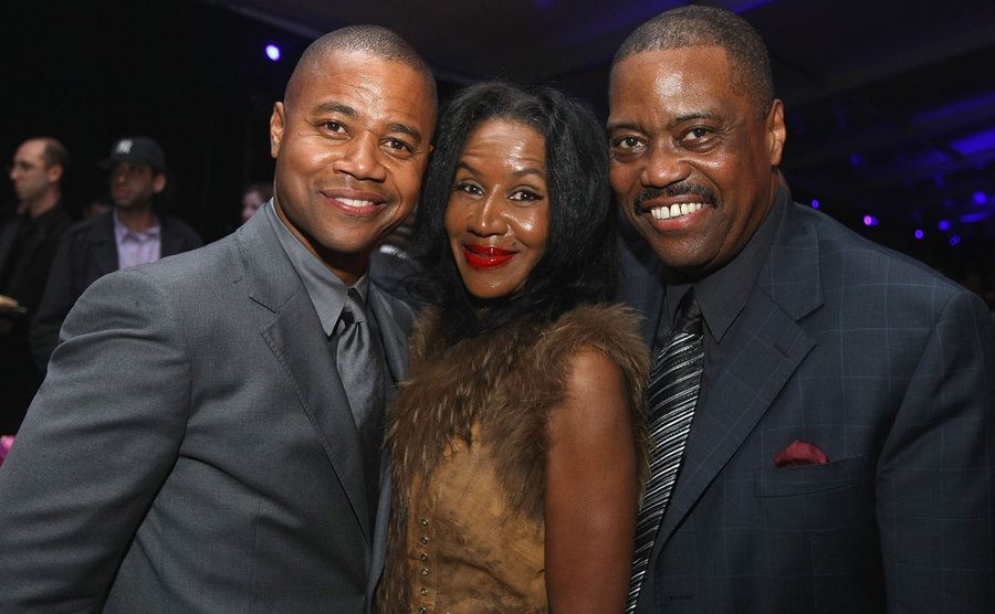 Cuba Gooding Jr., Shirley Gooding, and Cuba Gooding Sr. pose for the press.