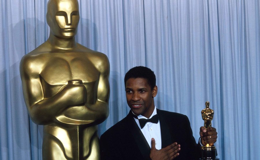 A photo of Washington backstage at the Oscars.