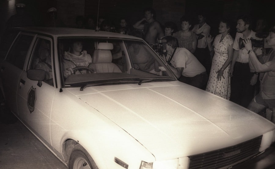 The press photographs Lindy and Michael as they leave the court.