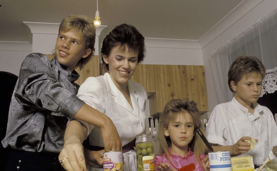 An image of Lindy with her children at home.