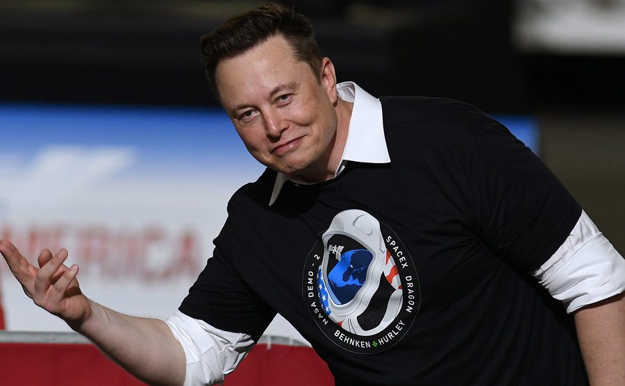 A portrait of Musk thanking the crowd.
