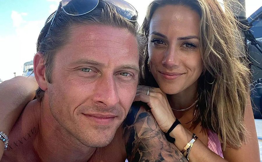 A selfie of Jana and Ian on the beach.