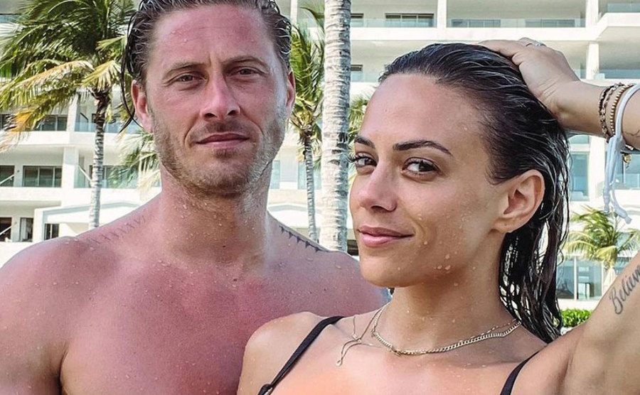 Ian and Jana are relaxing in a hotel pool.