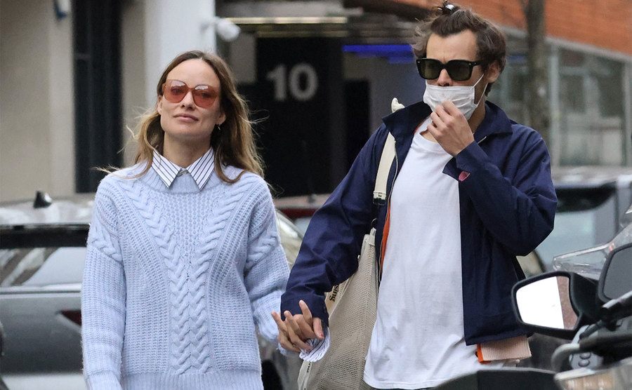 Harry Styles and Olivia Wilde are walking down the street.