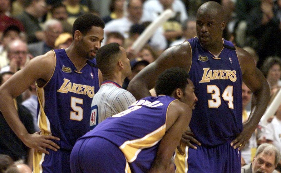 An image of Bryant and O’Neal talking to the ref during a game.