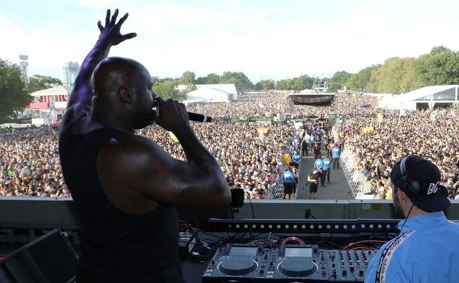 O’Neal raps on stage during a festival.