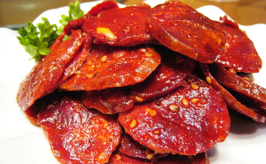 A picture of a served horse meat dish.