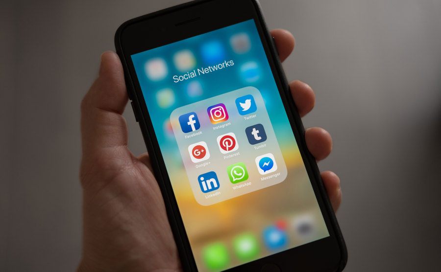 An image of the hand of a person holding a cellphone.