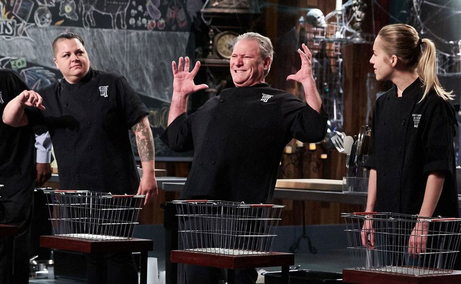An image of the contestants before going to the pantry.