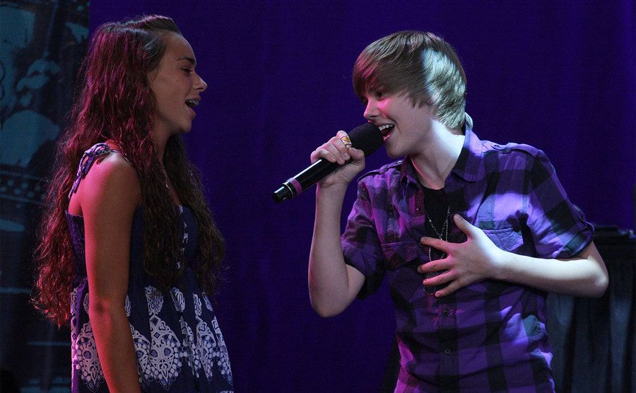 Justin Bieber sings to amadly in love fan on stage.