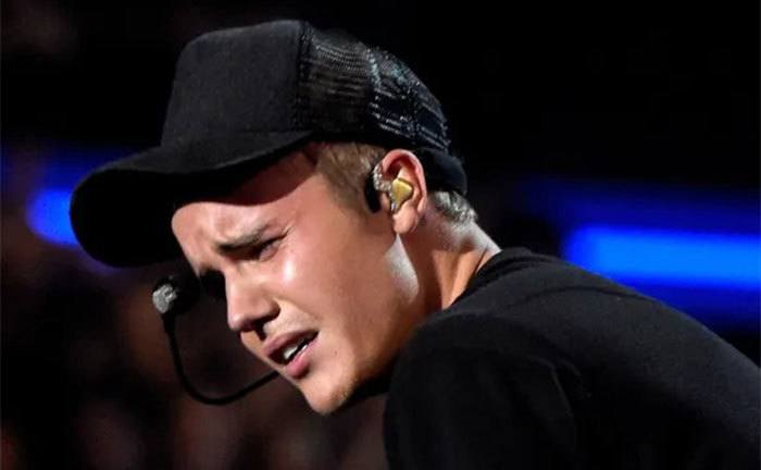 Justin Bieber cries on stage during his VMA performance.