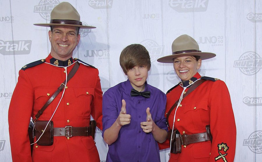 Bieber poses with Canadian Mounties.