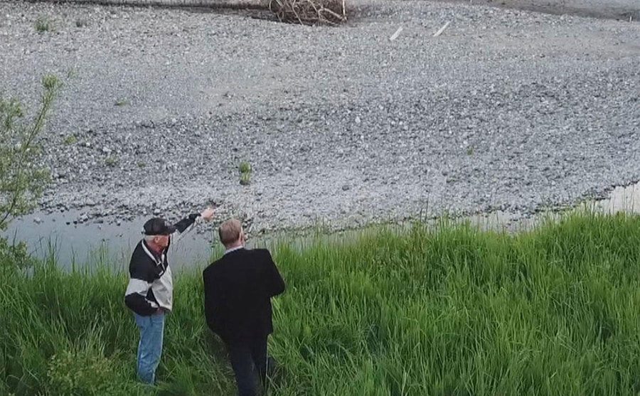 Detectives stand where Mandy’s body was found.