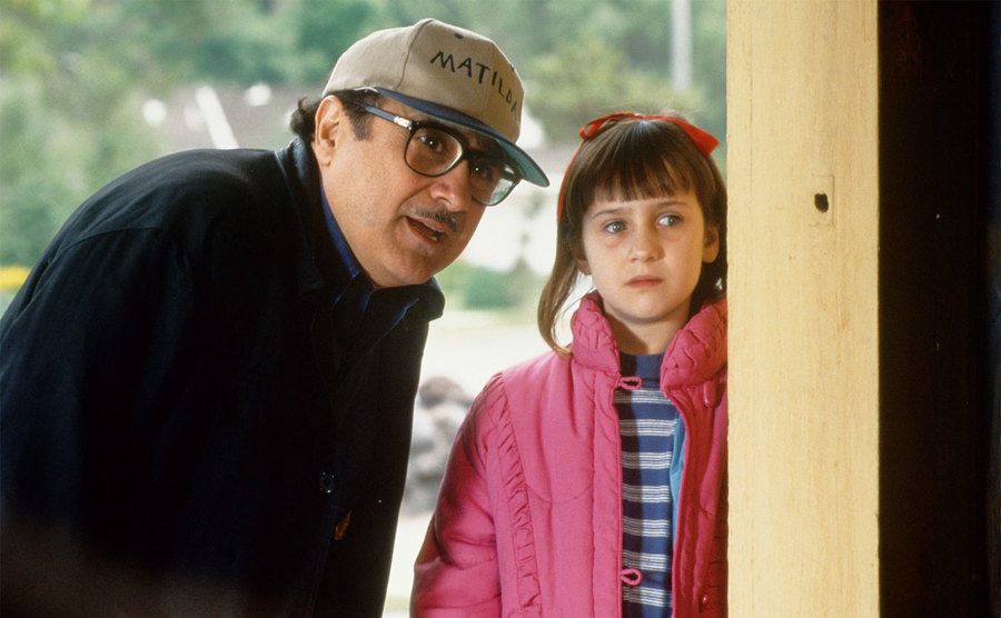 Danny DeVito and Mara Wilson talk on the set of Matilda.