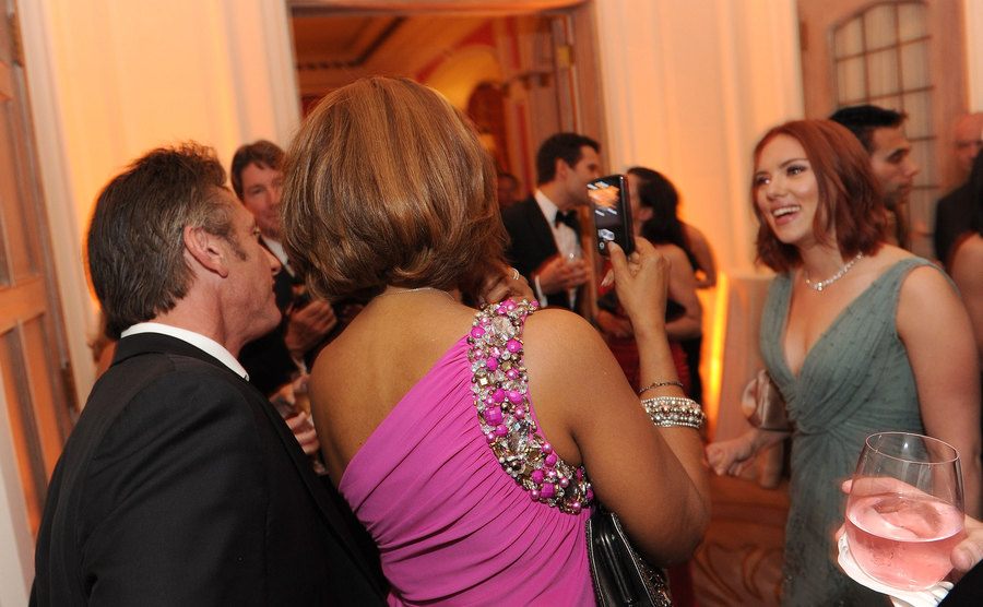 A picture of Penn and Johansson during an event.