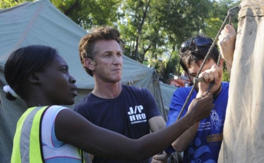 A picture of Sean Penn helping in Haiti.