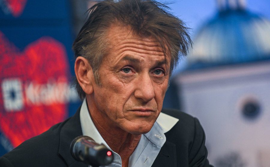 A picture of Sean Penn addressing the media at a conference.