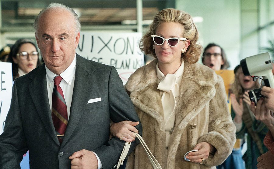 A still of Sean Penn and Julia Roberts in Gaslit.