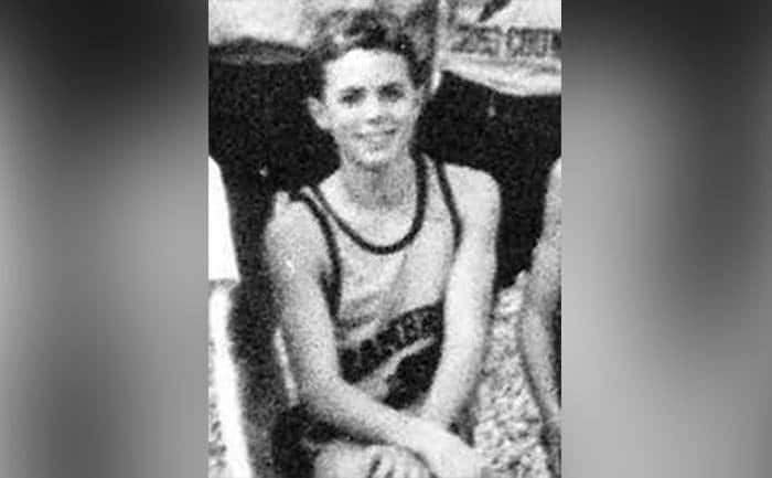 Casey Affleck’s poses with his high school basketball team. 