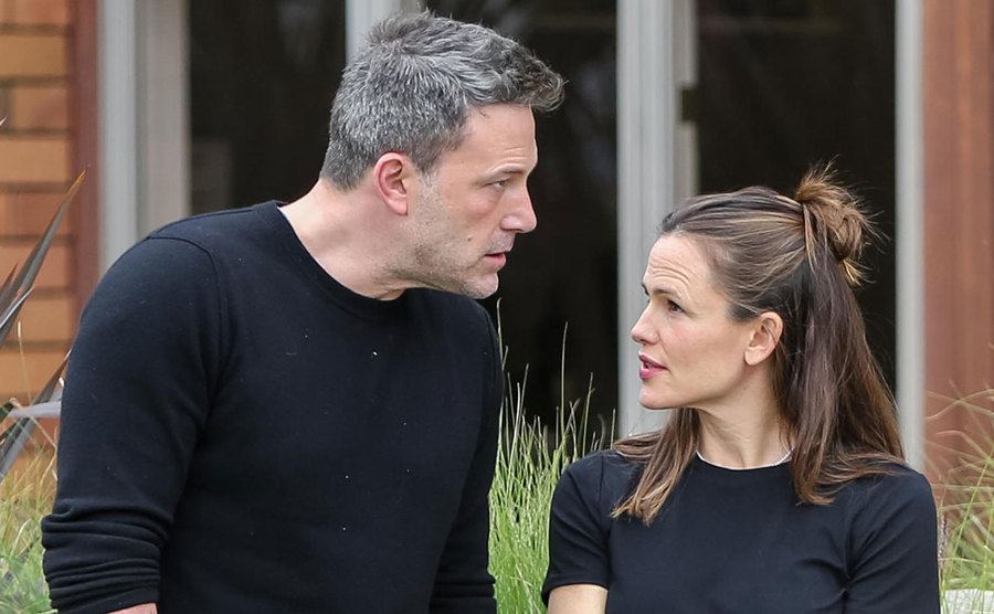 Jennifer Garner and Ben Affleck are talking on the street. 