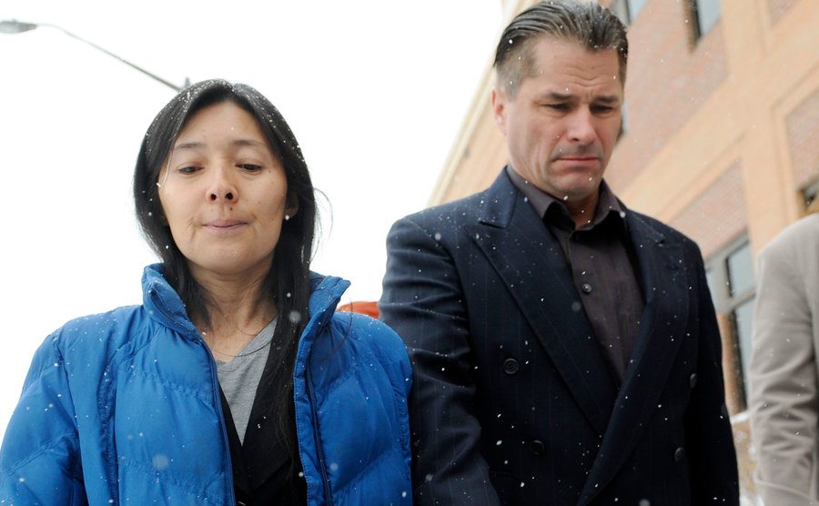 A photo of Richard Heene and Mayumi Heene walking out of a courtroom.