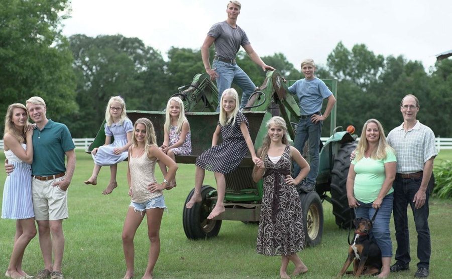 The cast of Welcome to Plathville poses for a portrait.
