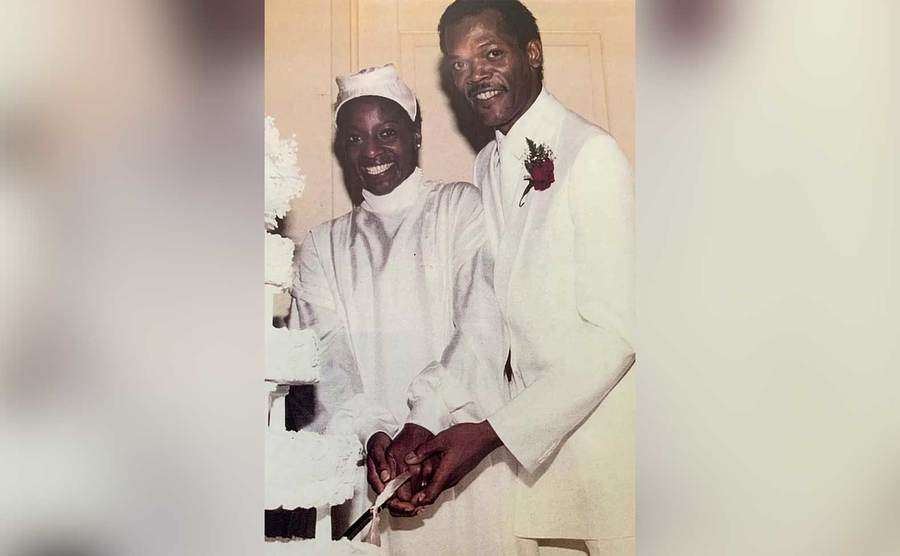 Samuel L. Jackson and LaTanya Richardson are cutting their wedding cake.