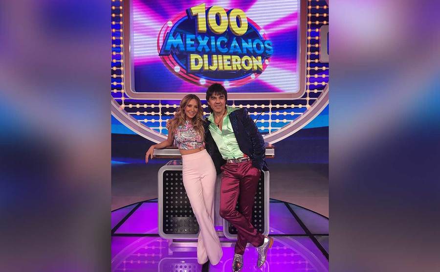The hosts of 100 Mexicanos Dijieron pose on set.