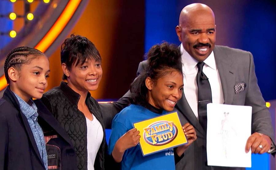 Steve Harvey poses with some young-looking contestants.