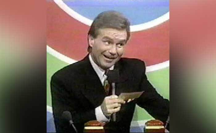 Ray Combs asks the contestants questions.