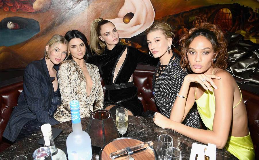 Elsa Hosk, Kendall Jenner, Cara Delevingne, Hailey Bieber, and Joan Smalls get drinks.