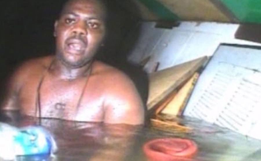 A video of Okene inside the flipped boat.
