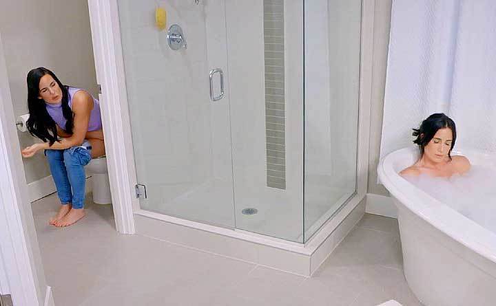 Manning and Jessica take a bath and go to the bathroom together.