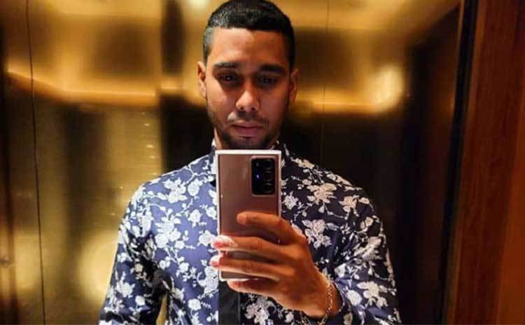 A mirror selfie of Pedro Jimeno iin an elevator.