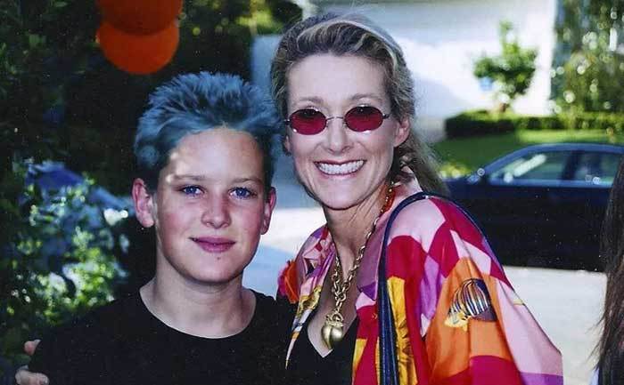 Armie Hammer sporting blue hair poses with him mother.
