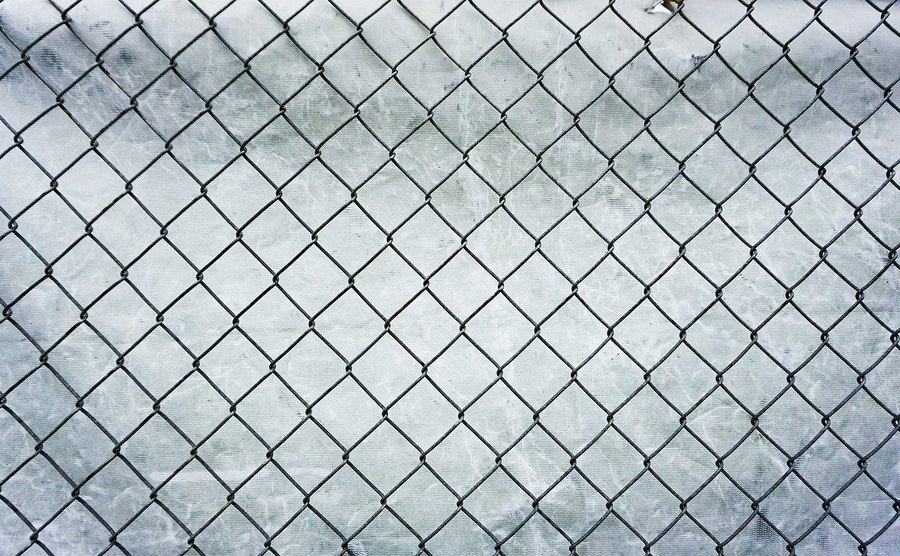 A picture of a chain fence.