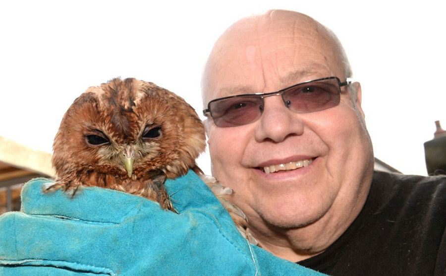 Geoff Grewcock holds a womnded owl.